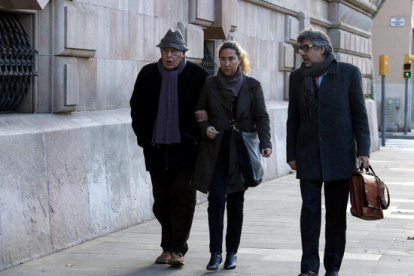 Jordi Montull y Gemma Montull llegando a la Audiencia de Barcelona, acompañados por el abogado Jordi Pina, para recibir la sentencia del 'caso Palau'.