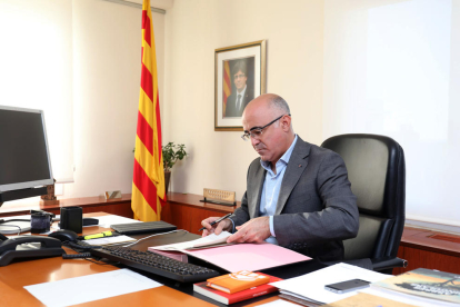 Òscar Peris firma la concesión de la placa al Mérito al Trabajo Francesc Macià en la Muntanyeta.