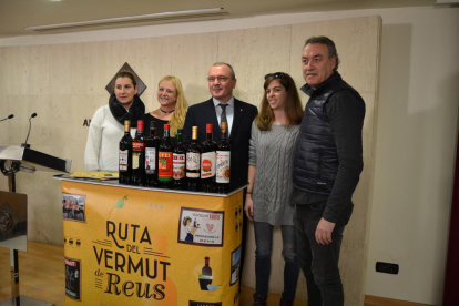 Imatge de la presentació accions promoció Vermut de Reus amb productors, alcalde i regidora de Projecció de Ciutat