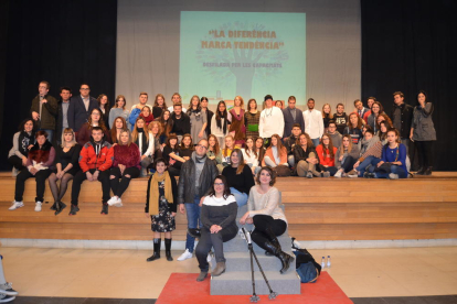 Los chicos y chicas de la Fundación Ginac y los estudiantes de l'Ies Narcís Oller de Valls.