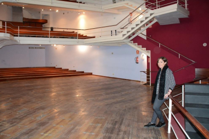La tinent d'alcalde de Cultura, Begoña Floria, durant la visita a les reformes del Teatre Metropol.