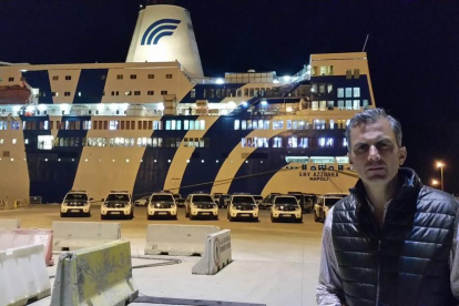 Ortega, delante del barco que acoge a los agentes de la Policía Nacional y la Guardia Civil en Tarragona.