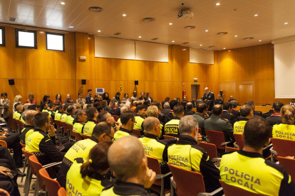 Plano general del salón de plenos del Ayuntamiento de Cambrils durante la celebración de la fiesta patronal de la Policial Local.