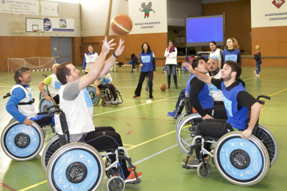 Los participantes pudieron experimentar la sensación de jugar un partido de baloncesto con silla de ruedas.