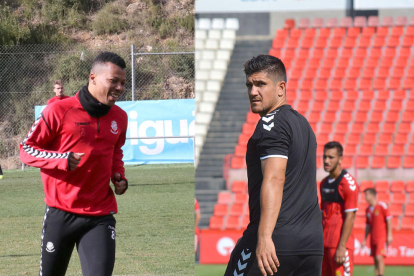 A l'esquerra, Ike Uche durant un entrenament i, a la dreta, Xisco Muñoz, també en una sessió.
