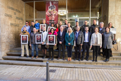 Imagen de los ganadores de la Ganxet Pintxo Otoño delante de la Cámara de Comercio de Reus.
