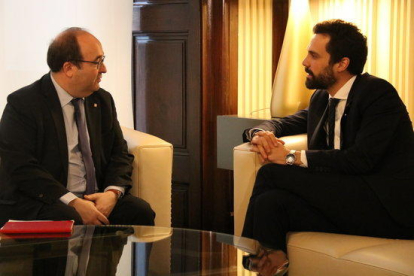 El presidente del Parlament, Roger Torrent, reunido con el primer secretario del PSC, Miquel Iceta, en el marco de la rueda de contactos del mes de marzo, el 5 de marzo de 2018.