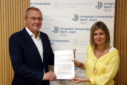 Plano medio del alcalde de Reus, Carles Pellicer, y de la concejala de Salud, Noemí Llauradó, exhibiendo el protocolo de intenciones firmado con Salud que regulará la constitución del nuevo Consorcio del Hospital Sant Joan.