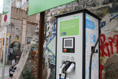 Punto de carga de coches eléctricos en Reus, ciudad donde también se podrán comprar las etiquetas.