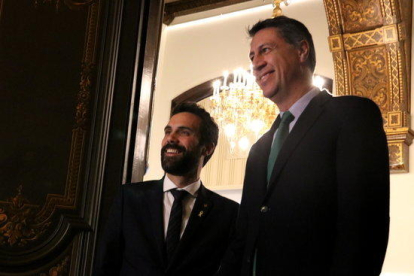 El presidente del Parlament, Roger Torrent, recibe al presidente del PPC, Xavier García Albiol, en el marco de la rueda de contactos del mes de marzo.
