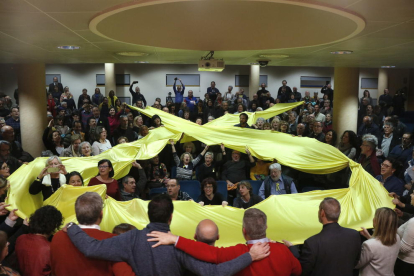 Durant l'acte, els assistents van desplegar un llaç groc reivindicatiu de grans dimensions.
