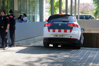 El instante en que el detenido por el crimen de la niña de 13 años de Vilanova i la Geltrú llega en los juzgados dentro de un vehículo de los Mossos D'Esquadra.