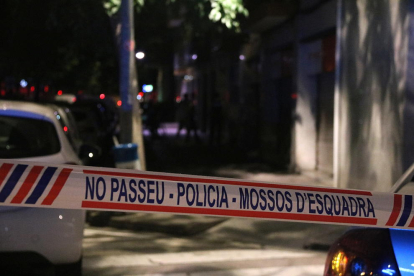 La cinta de los Mossos delimita la calle de Vilanova donde apareció muerta con signos violentos una niña de 13 años.
