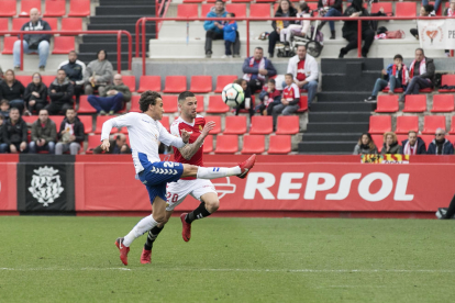 Tete Morente lucha una pelota durante el partido contra el Tenerife.