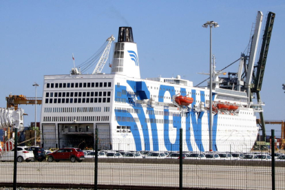 El crucero GNV Azzurra, atracado en el Puerto de Tarragona por orden del Estado desde el 20 de septiembre.