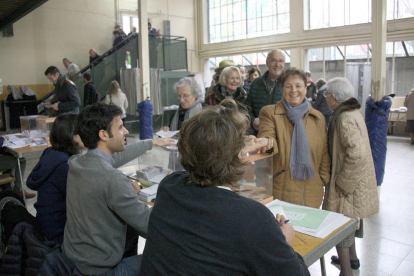 Imagen de archivo de una mesa electoral durante unas elecciones.