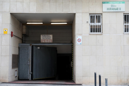 Imagen de la puerta del parking por donde accedieron los ladrones la madrugada del lunes al martes.