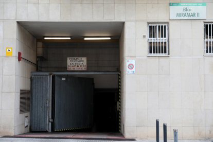 Imatge de la porta del pàrquing per on van accedir els lladres la matinada de dilluns a dimarts.