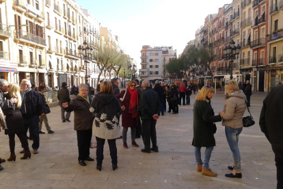 Part del grup de jubilats que van portar la seva protesta per les pensions a la plaça de la Font.