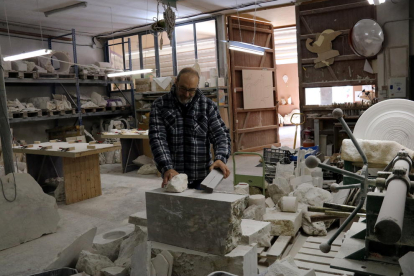 El responsable del Museu de l'Alabastre de Sarral, Isidre Magre, al seu taller on treballa de forma artesanal aquest mineral. Imatge publicada el 5 de juny del 2018