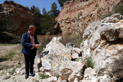 L'alcalde de Sarral, Josep Amill, amb un tros d'alabastre a les mans en una antiga pedrera abandonada del terme. Imatge publicada el 5 de juny del 2018