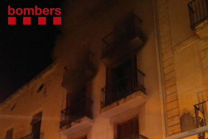 L'incendi s'ha produït en un pis de l'edifici 47 del carrer Antoni Roig.