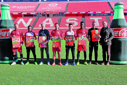 Los jugadores del Nàstic y miembros del equipo técnico con responsables de Coca-Cola, en la presentación del calendario en el Nou Estadi.