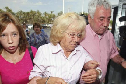 María del Carmen García entrant als jutjats amb la seva família.
