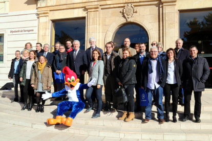 Foto de familia de los firmantes del convenio Corner 2018 delante de la fachada de la Diputación de Tarragona. Imagen del 16 de enero del 2018