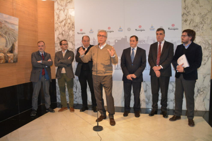 Els directors de les televisions públiques i l'alcalde de Tarragona atenent als mitjans.