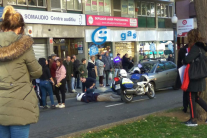 Accident entre dos turismes i una motocicleta a Tarragona