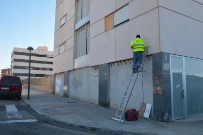 Imagen de uno de los operarios trabajando en la calle del Ebre de Torreforta.