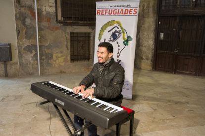 Actuación del pianista de Yarmouk en la Plaça de Sant Pere de Reus.