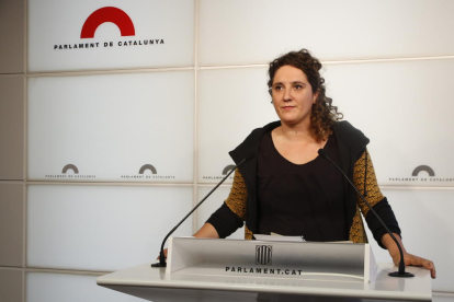 La portaveu de la CUP, Núria Gibert, en una roda de premsa al Parlament.