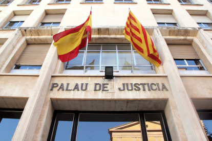 Imagen de la entrada de la Audiencia de Tarragona.