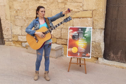 Imatge de la presentació del festival amb una de les artistes que tocaran a l'Altacústic.
