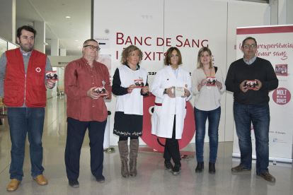 Carles Juncosa, a la izquierda, y colaboradores del Banco de Sangre.