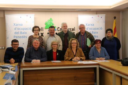 Fotografia de família dels representants polítics de diferents municipis del Baix Penedès durant la presentació de la Xarxa d'Ocupació comarcal, el 3 d'abril de 2018 (horitzontal)