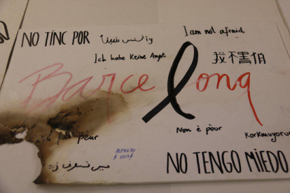 Imatge d'un dels cartells amb missatges de suport recuperats del memorial dels atemptats de Barcelona el 16 de febrer de 2018 (Horitzontal)