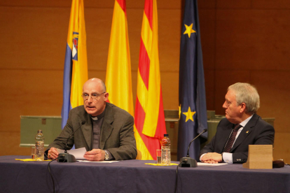 Octavi Vilà va pronunciar el pregó a l'Auditori Josep Carreras, acompanyat de Josep Poblet.