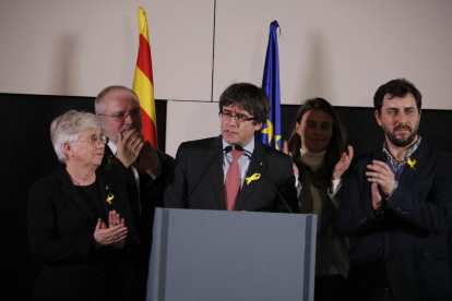 El presidente Puigdemont y los consejeros|consellers destituidos Toni Comín, Meritxell Serret, Lluís Puig y Clara Ponsatí en Bruselas gastado se de laso elecciones del 21-D