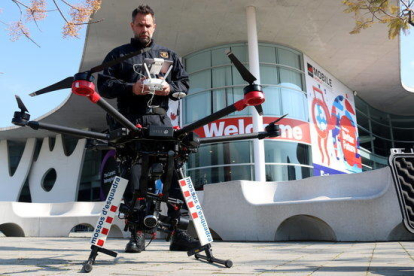 Un gran dron de los Mossos D'Esquadra y un agente especialista.