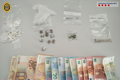 Els agents van intervenir drogues i diners en efectiu.