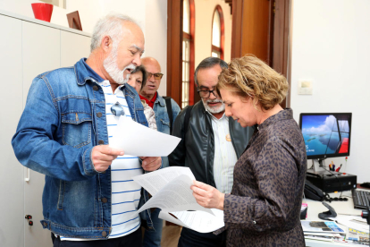 Membres de la Marea entreguen la moció a Arga Sentís (ICV).