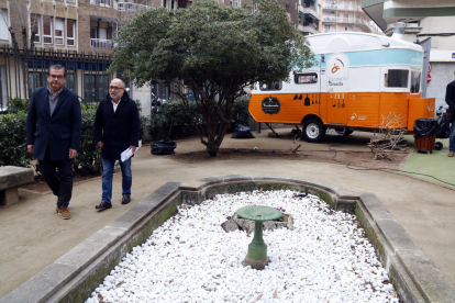 Plano general del teniente de alcalde de Espacios Públicos, José Luis Martín, recorriendo los jardines del Banco de España con el concejal responsable del proyecto, Francesc Roca.