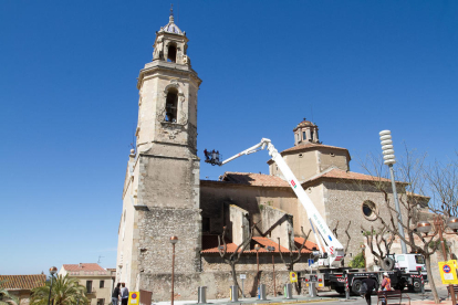 Els treballs per desenrunar l'església es van encetar ahir després d'instal·lar una grua.