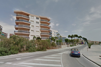 A la izquierda, el bloque de edificios donde se ha habilitado el paso directo hacia en el paseo marítimo y la playa.