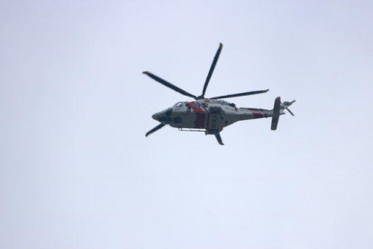 Imatge de l'helicòpter de Salvament Marítim que participa en les tasques de recerca del pescador desaparegut a Deltebre.