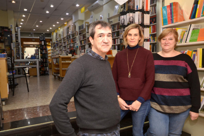 Gertri Adserà, a la derecha, acompañada de su hermano Manel y de Marta, dependienta de la tienda.