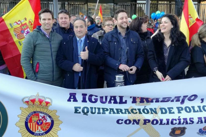 Imatge dels membres de Ciutadans Tararagona a la protesta d'avui a la Imperial Tarraco.